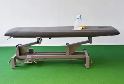 Fysiotherapeut behandelt patiënt bij ZorgWereld