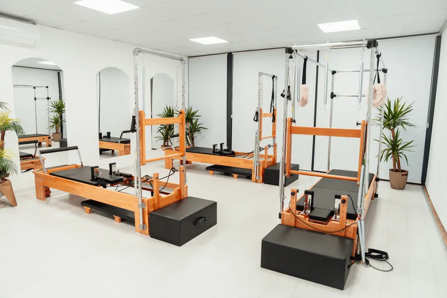 Reformer Pilates staand oefening ZorgWereld